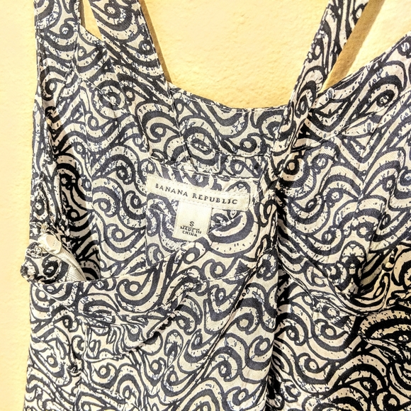 3/$15 BANANA REPUBLIC 100% Silk sleeveless blouse - Picture 6 of 7